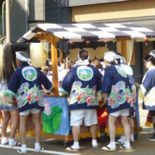 お揃いの法被を着た太鼓演奏