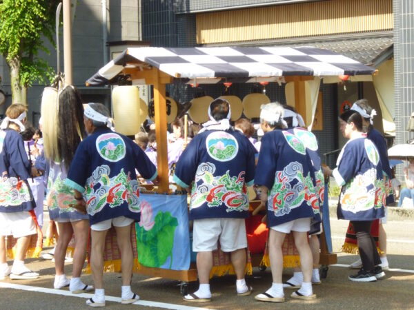 お揃いの法被を着た太鼓演奏